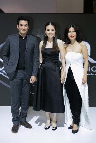 ชาคริต แย้มนาม-นวลพรรณ ล่ำซำ และนันทิดา แก้วบัวสาย
